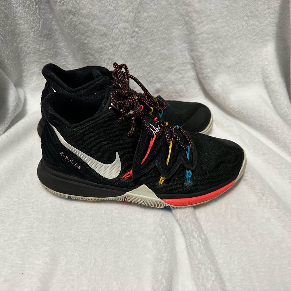 Nike Kyrie Friends edition kids 6Y but fits 7.5 womens
